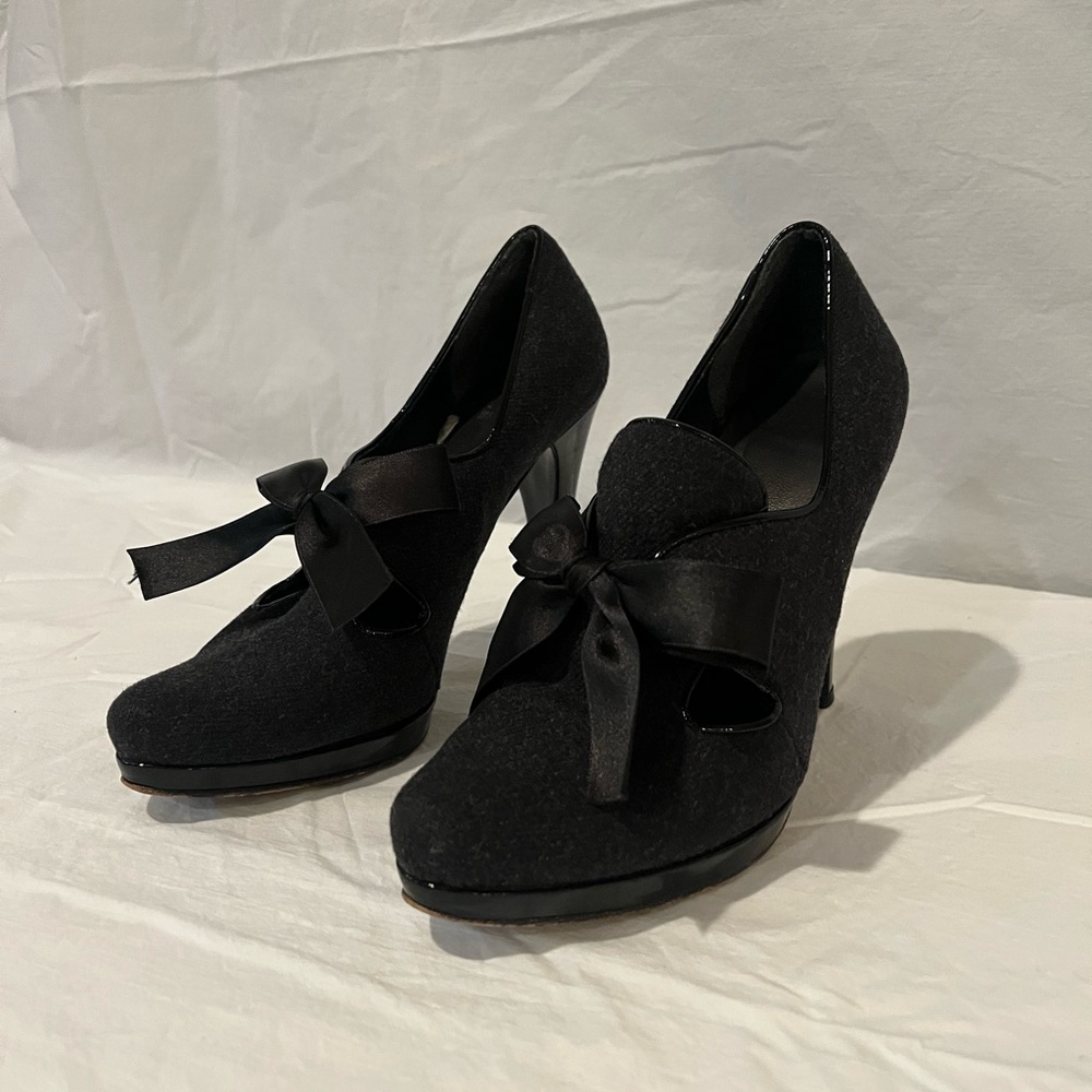 Stuart Weitzman Elegant Black Women's Heels with Bow